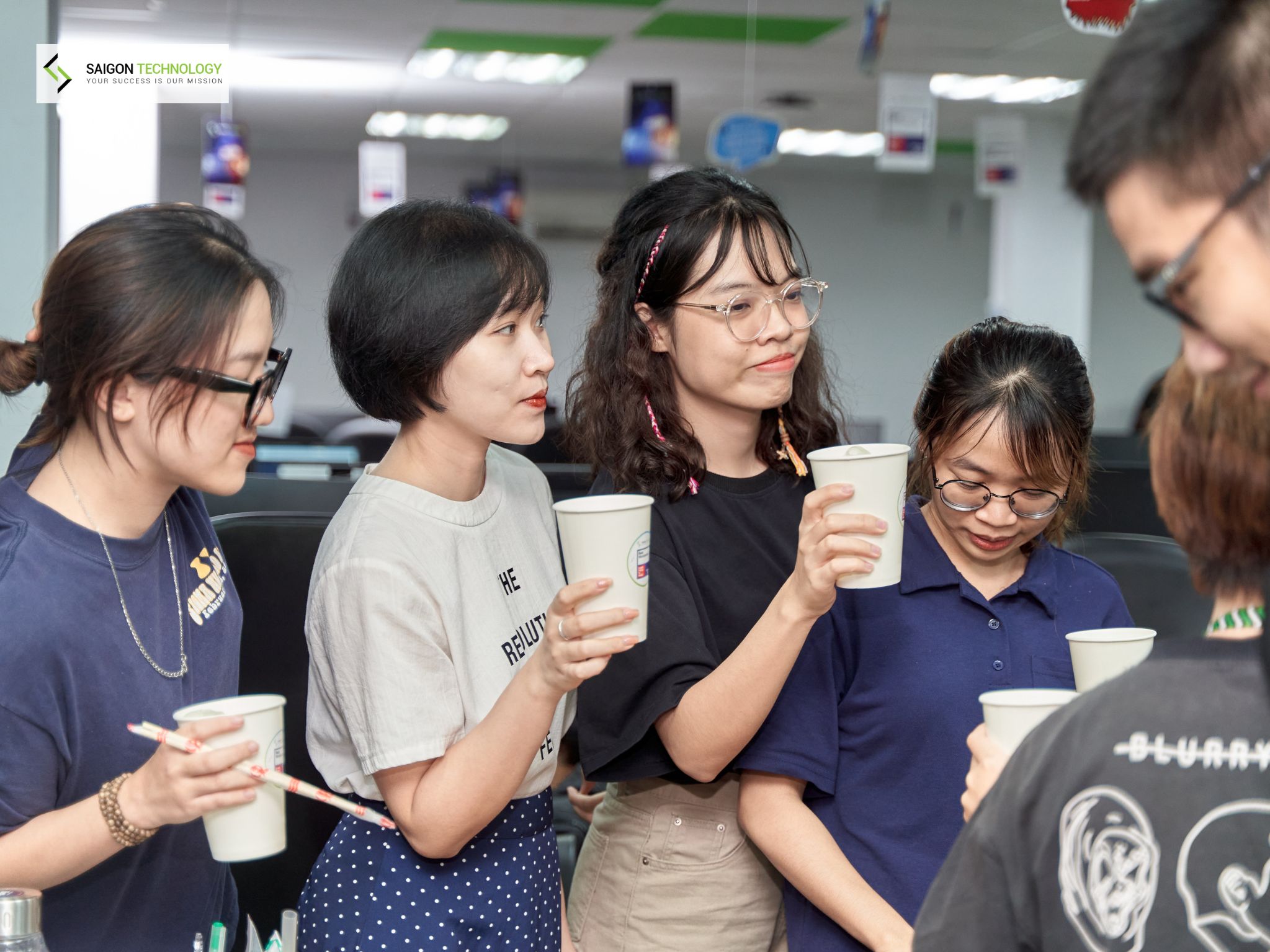 Saigon Techies chung vui tiệc mừng Saigon Technology đạt chứng nhận 2023 Vietnam Best Workplaces