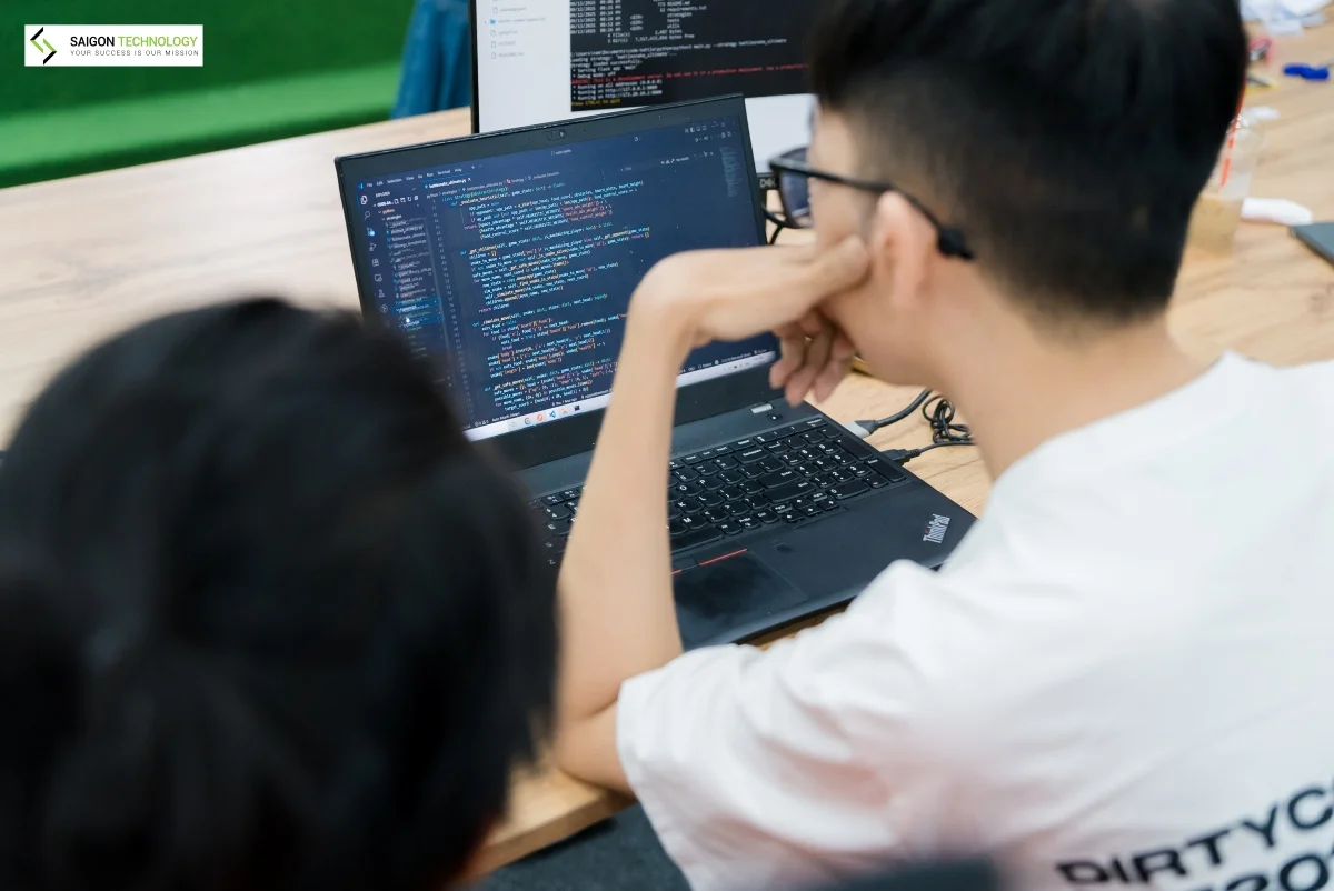 Dev và QC, ai cực hơn? Góc nhìn thực tế từ bên trong ngành IT