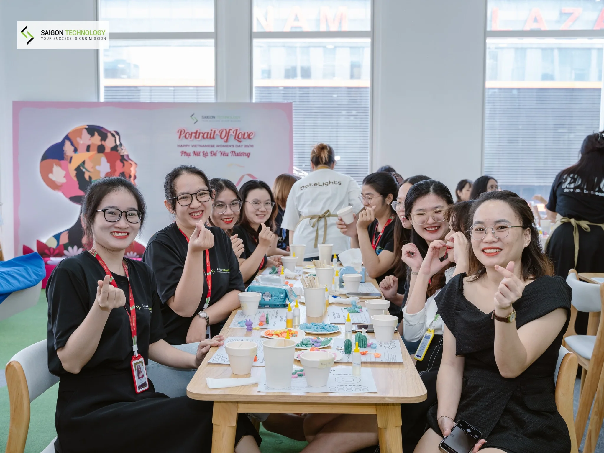 Chân dung những người phụ nữ Saigon Technology "rất iu"